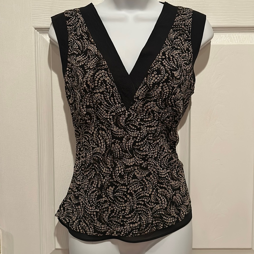 Nine West 100% Silk V-Neck Sleeveless Print Blouse with Black Trim Sz M